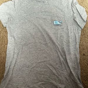 Gray shirt sleeve t-shirt.